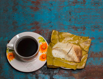 塞玉米粉蒸肉服务木表格塞玉米粉蒸肉香蕉叶服务杯咖啡木表格典型的尼加拉瓜食物
