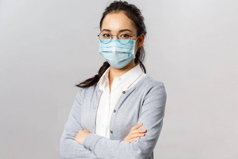 科维德病毒健康医学概念肖像年轻的自信专业亚洲护士采取护理病人穿医疗面具检疫冠状病毒交叉手胸部