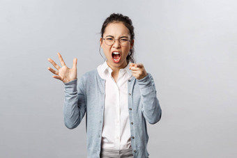 情绪家庭治疗生活方式概念的错愤怒的亚洲女人怪丈夫论点指出手指骂指责作弊尖叫争论