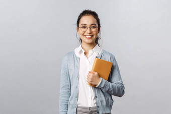 教育老<strong>师大</strong>学学校概念年轻的微笑女人雇主学生眼镜持有规划师写作业务会议笔记本电脑准备时间表