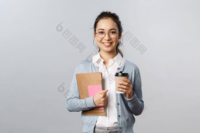 教育老师大学学校概念有吸引力的年轻的微笑女人工作教学学生在线应用程序携带书笔记本电脑喝咖啡类