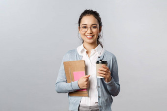 教育老<strong>师大</strong>学学校概念有吸引力的年轻的微笑女人工作教学学生在线应用程序携带书笔记本电脑喝咖啡类