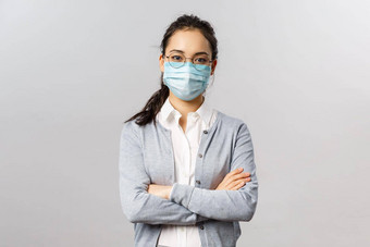 科维德病毒健康医学概念肖像年轻的专业亚洲员工工作远程住安全穿医疗面具交叉手胸部自信