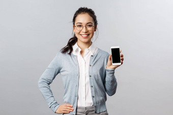 技术在线移动生活方式概念快乐的亚洲女人眼镜介绍<strong>应用</strong>程序互联网<strong>商店</strong>链接显示智能手机显示很高兴微笑