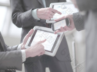 商人会议展示图表智能手机平板电脑