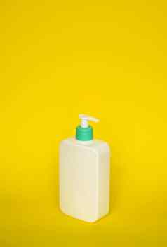 洗发水头发护发素瓶自动售货机泵黄色的背景