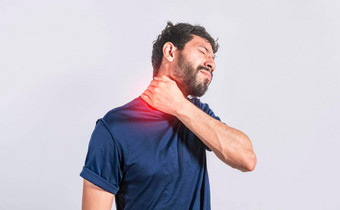 脖子疼痛压力概念男人。脖子肌肉疼痛关闭男人。脖子疼痛男人。脖子疼痛孤立的背景
