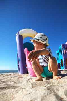 男孩他玩沙子海滩海