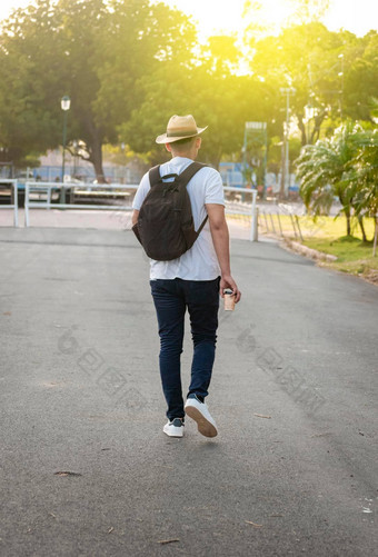 赶时髦的人的家伙走街旅行者的家伙走城市有吸引力的男人。他走街