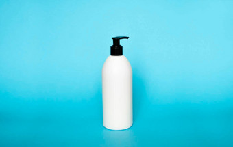白色塑料瓶洗发水护发素淋浴过来这里蓝色的背景模拟模板设计