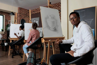 肖像画家学生参加艺术类工作有创意的艺术作品
