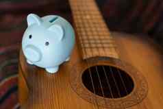 音乐储蓄概念猪小猪银行吉他