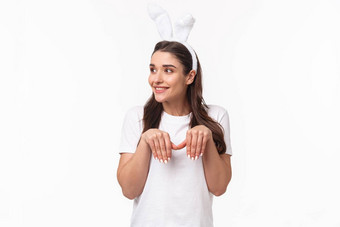 肖像有趣的可爱的好玩的成人女孩t恤兔子耳朵逗乐快乐脸模仿兔子爪子愚蠢的露齿而笑站白色背景