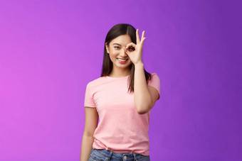 友好的快乐的年轻的亚洲夫人享受完美的夏天一天显示标志眼睛finger-circle站紫色的背景快乐的推荐好的地方感觉优秀的