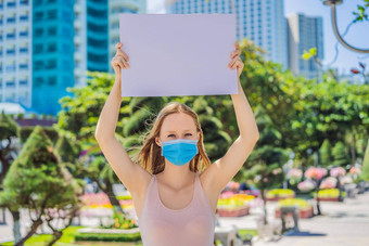 女人医疗面具防止冠状病毒疾病持有<strong>海报</strong>免费的碑文复制空间