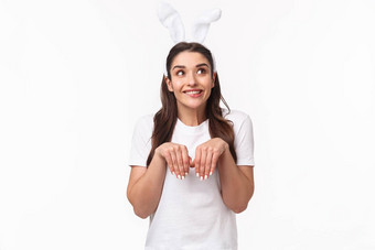 肖像有趣的可爱的欧洲女孩兔子耳朵模仿兔子持有手爪子做白日梦成像可爱的庆祝复活节一天白色背景