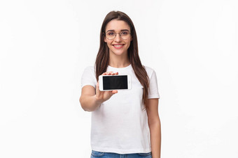沟通<strong>技术</strong>生活方式概念肖像年轻的迷人的女人眼镜t恤显示智能手机屏幕水平<strong>介绍</strong>游戏应用程序