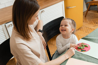 可爱的妈妈女儿<strong>工艺品</strong>首页年轻的保姆妈妈。帮助女孩有<strong>创意</strong>的橡皮泥纸