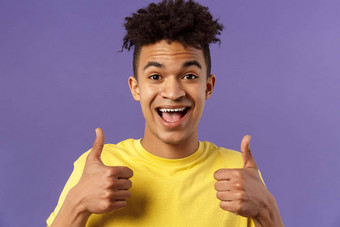 特写镜头肖像热情的活泼的赶时髦的人的家伙非洲式发型发型同意显示竖起大拇指微笑快乐推荐好产品批准计划紫色的背景