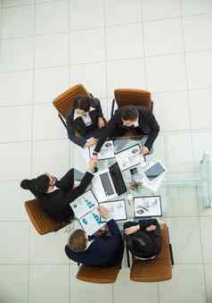 业务团队可靠的业务合作伙伴摇手辩论金融合同桌子上