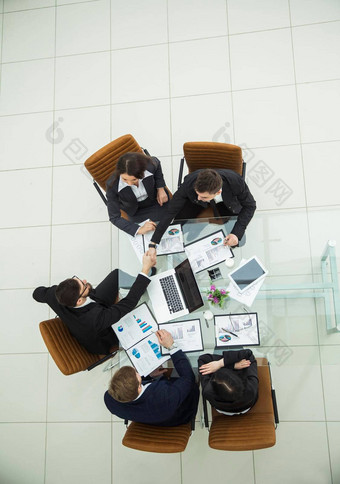 业务团队可靠的业务合作伙伴摇<strong>手辩</strong>论金融合同桌子上
