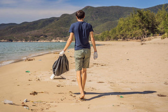 男人。手套选择塑料袋污染海问题泄漏<strong>垃圾垃圾垃圾</strong>海滩沙子引起的人为造成的污染环境运动<strong>清</strong>洁志愿者概念