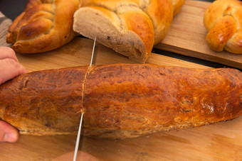 人刀切片面包面包面包形状编织甜蜜的查拉早餐一边视图樱桃西红柿橄榄石油