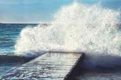 大波破碎石头码头狂风暴雨的天气