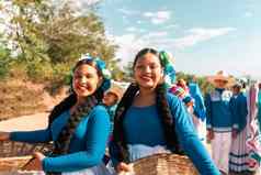 民间传说的跳舞集团展示拉丁美国文化传统的服装