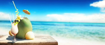 夏天<strong>椰子鸡尾酒</strong>海滩阳光明媚的一天局部岛