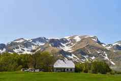 孤独的房子绿色草地背景山雪黑山共和国