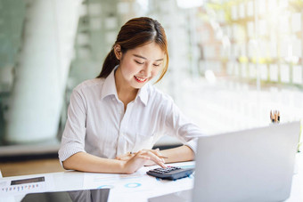 数据分析<strong>路线图</strong>市场营销会计审计肖像亚洲女商人电脑视频会议展示市场营销计划统计数据表工作