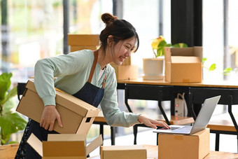 微笑年轻的亚洲女人在线卖方检查产<strong>品购</strong>买订单移动PC电脑电子商务在线业务在线销售概念