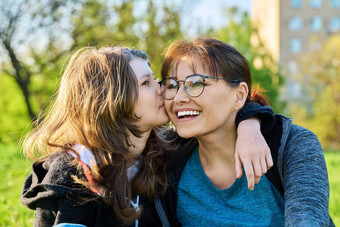 快乐<strong>妈妈</strong>。13岁以下的女儿女孩拥<strong>抱</strong>接吻<strong>妈妈</strong>