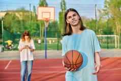 肖像年轻的的家伙玩篮球户外游戏法院女孩焦点