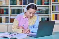 高学校学生女孩耳机研究学校图书馆书移动PC