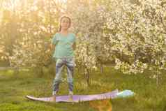 女孩孩子瑜伽锻炼伸展运动草阳光明媚的夏天一天灵活的孩子体操练习体育学习健身伸展运动瑜伽活跃的生活方式概念