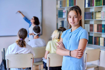 女少年学生微笑相机集团学生老师学生图书馆