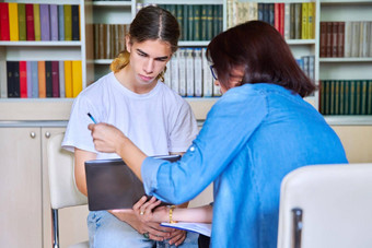 女人<strong>学校心理</strong>学家会说话的帮助学生十几岁的的家伙