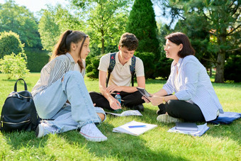 <strong>学校</strong>老师<strong>心理</strong>学家社会工人会说话的青少年坐着草