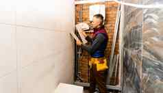 工业砖瓦匠构建器工人安装地板上瓷砖修复改造工作