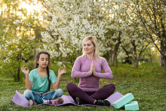 年轻的女人女儿运动统一的<strong>瑜伽房</strong>子花园
