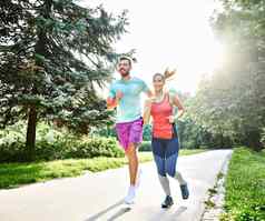 健身女人公园锻炼生活方式户外体育运动健康的夫妇自然活跃的年轻的适合培训运动员