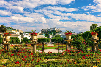 美丽的视图著名的米拉贝尔花园历史堡垒霍恩萨尔茨堡背景萨尔茨堡奥地利著名的米拉贝尔花园历史堡垒萨尔茨堡奥地利