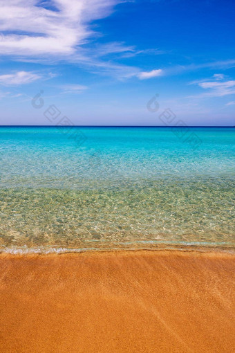 黄色的温暖的沙子夏天海天空免费的空间海沙子天空夏天一天海滩海夏天一天旅行概念假期放松夏天沙子海滩海背景