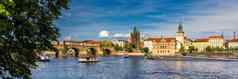 布拉格阳光明媚的一天视图小镇布拉格捷克共和国风景优美的夏天视图小镇码头体系结构查尔斯桥伏尔塔瓦河河布拉格捷克共和国