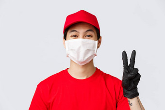 科维德self-quarantine在线购物概念亚洲快递住积极的友好的显示和平标志医疗面具手套措施安全订单交付self-quarantine