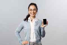技术在线移动生活方式概念快乐的亚洲女人眼镜介绍应用程序互联网商店链接显示智能手机显示很高兴微笑
