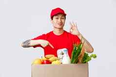 在线购物食物交付互联网商店概念最好的产品客户快递红色的帽t恤显示标志指出包食品杂货推荐质量