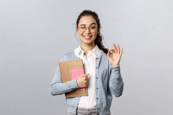 教育老师大学学校概念女孩保证语言课程快乐的微笑亚洲女人显示<strong>标志</strong>眨眼<strong>推荐</strong>研究持有笔记本电脑